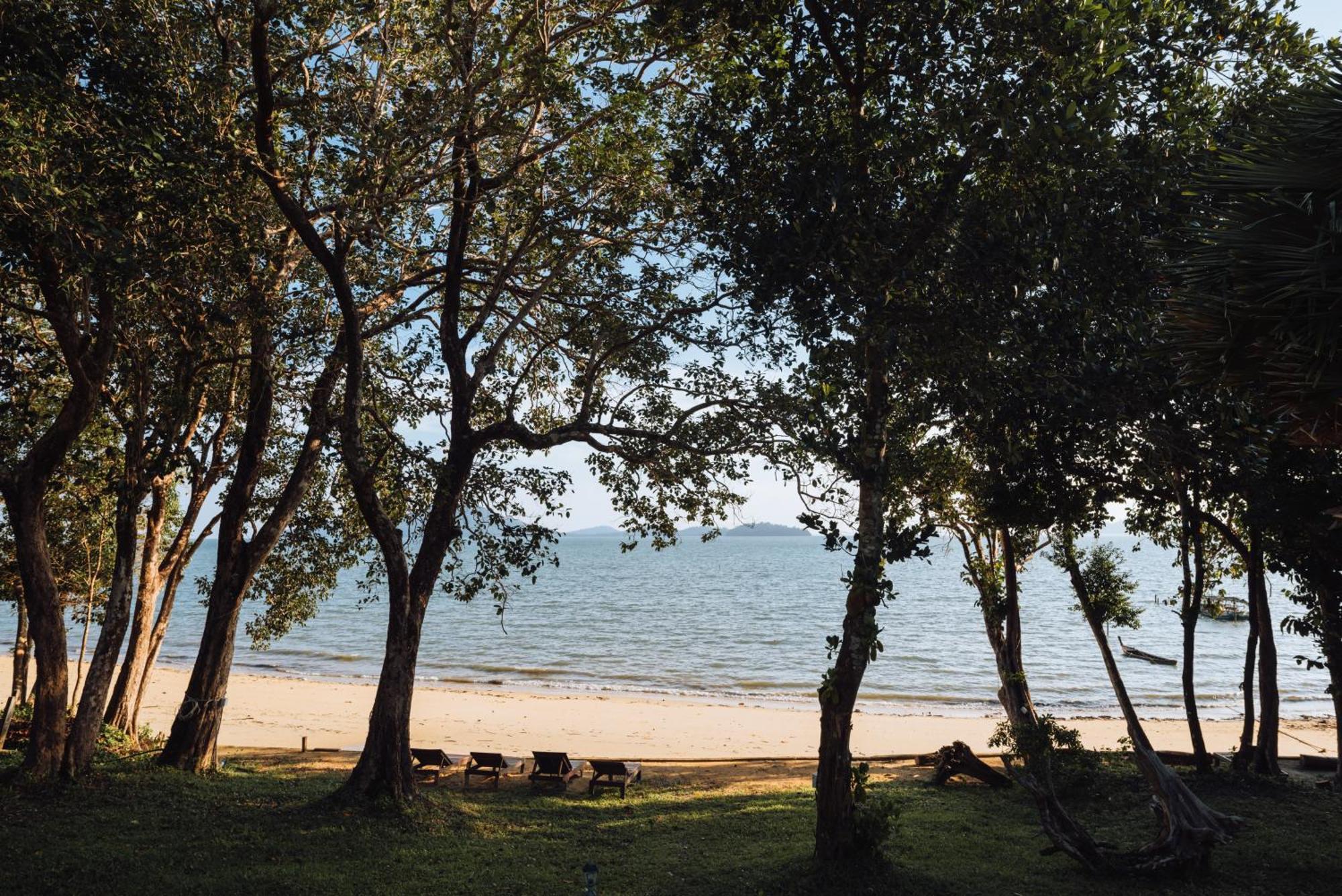 Phayamas Private Beach Resort And Island Brew - Adults Only Koh Phayam Exteriör bild